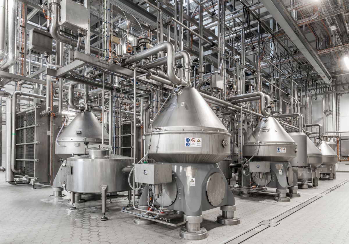 Ammerland und die ausbeutestarken Sieben: Blick auf fünf der sieben GEA-Milch- und Molkenseparatoren bei der Molkerei Ammerland in Norddeutschland.