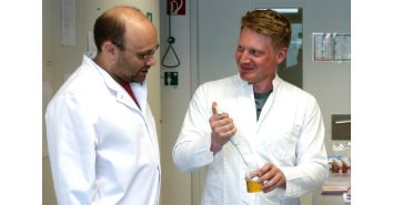 Andreas Dunkel (Leibniz-Institut LSB, l) und Christoph Hofstetter (TUM, r) im Labor.