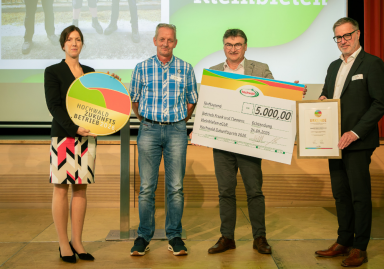 Stefanie Sabet gratuliert Clemens Kleinbielen beim Hochwald Zukunftsforum zum Zukunftspreis
