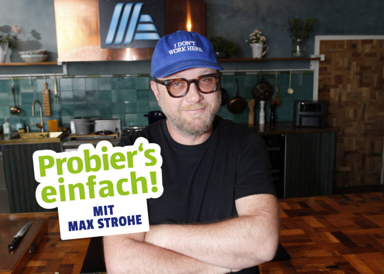 Max Strohe in einer Küche für das YouTube-Format „Probier’s einfach!“