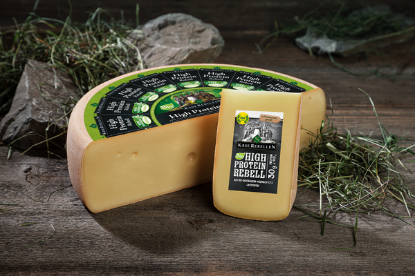 Bio High Protein Rebell als Schnittkäse aus Bio-Heumilch mit gelb-rötlicher Naturrinde
