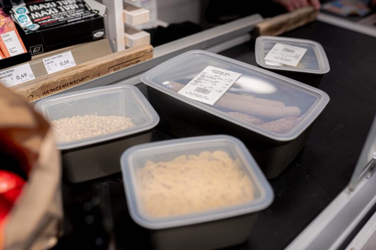 Pfabo-Mehrwegbox aus dem Pfandsystem an einer Kasse von Bio Company