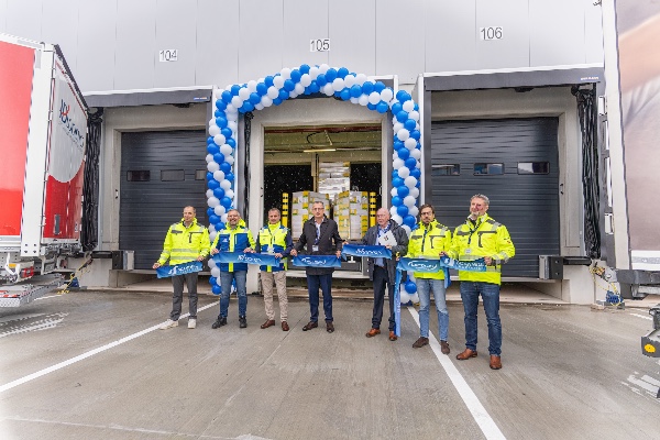 Vertreter von Lactalis und ID Logistics bei der Eröffnung des Kühl-Logistikzentrums in Steinau